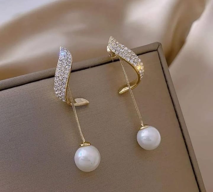 Single a pearl ear ring