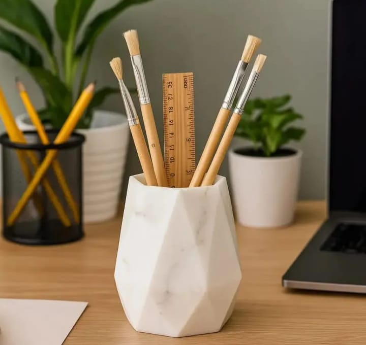 01 Piece Diamond shape vase